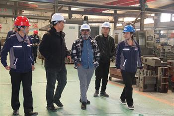 印度客戶來(lái)金鋒鋸業(yè)考察帶鋸床